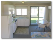 Wollongong Surf Leisure Resort - Fairy Meadow: Kitchen and dining area in Open plan motel unit