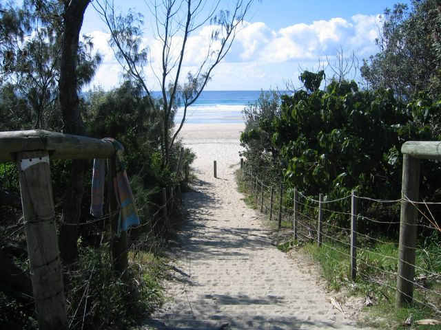 Fingal Holiday Park - Fingal Head: Pathway from the park to the beach