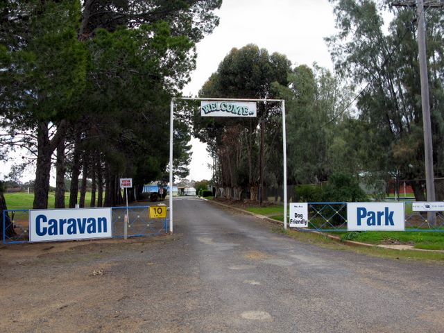 Lakeside Caravan & Motorhome Park - Finley: Entrance to the Caravan Park