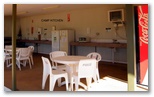 Fitzroy River Lodge Caravan Park - Fitzroy Crossing: Camp kitchen and BBQ area