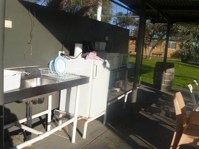 Country Club Caravan Park - Forbes: jug, microwave, toaster oven, etc.  even saucepans and frying pan.  