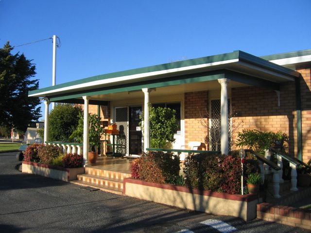 Country Club Caravan Park - Forbes: Reception and office