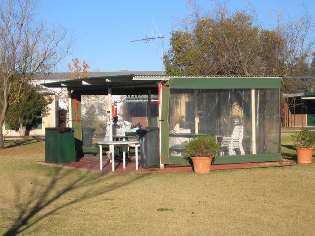 Country Club Caravan Park - Forbes: Camp kitchen and BBQ area