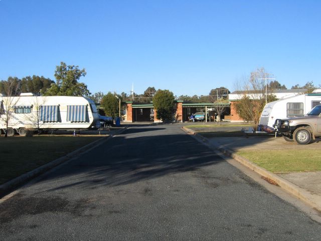 Country Club Caravan Park - Forbes: Good roads throughout the park