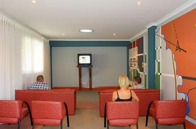 Discovery Holiday Parks Perth - Forrestfield: TV and movie room