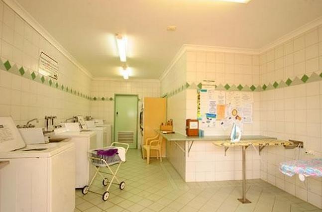 Discovery Holiday Parks Perth - Forrestfield: Interior of laundry