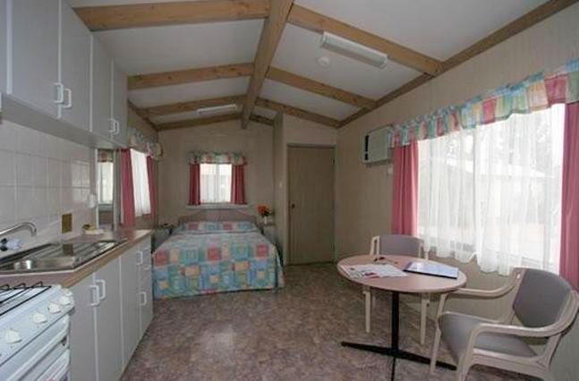 Discovery Holiday Parks Perth - Forrestfield: Interior of cottage