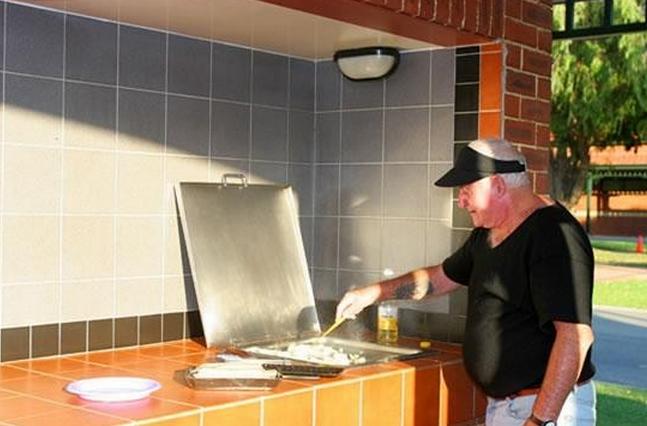 Discovery Holiday Parks Perth - Forrestfield: Camp kitchen and BBQ area