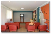 Discovery Holiday Parks Perth - Forrestfield: TV and movie room