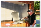 Discovery Holiday Parks Perth - Forrestfield: Camp kitchen and BBQ area