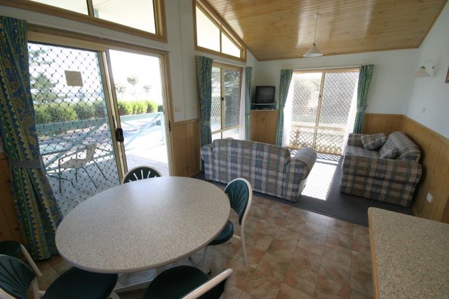 Forster Beach Holiday Park - Forster: Dining and lounge room.