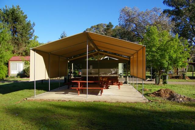 Freeburgh Cabins and Caravan Park - Freeburgh: BBQ/Camp kitchen
