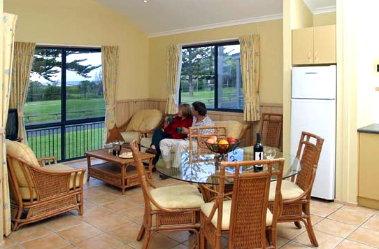 Werri Beach Holiday Park - Gerringong: Lounge room with relaxing views