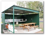 Gilgandra Caravan Park - Gilgandra: Camp kitchen and BBQ area