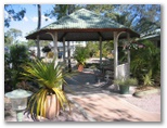 Kin Kora Village Tourist & Residential Home Park - Gladstone: Outdoor BBQ and eating area