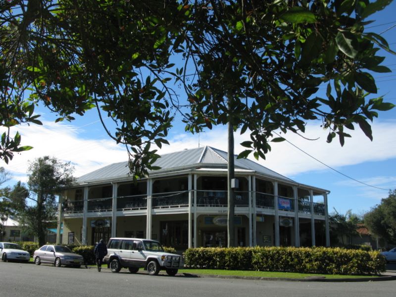 Gladstone Memorial Park - Gladstone: The Heritage Hotel is a great place to dine.