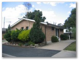 Fossicker Caravan Park - Glen Innes: Cottage accommodation ideal for families, couples and singles
