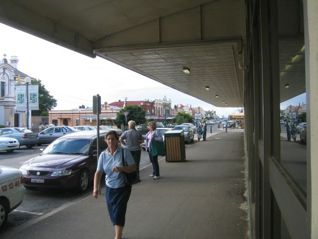 Glen Innes NSW - Glen Innes: Glen Innes NSW: Shoppers in the main street