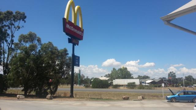 Wangaratta M31 Service Centre - Glenrowan: View of the Hume Freeway beside the service centre