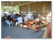 River Gardens Tourist Park - Gol Gol: Camp kitchen and BBQ area