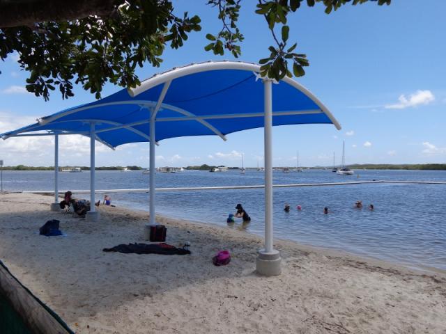 Jacobs Well Tourist Park - Jacobs Well: shade area on the beach