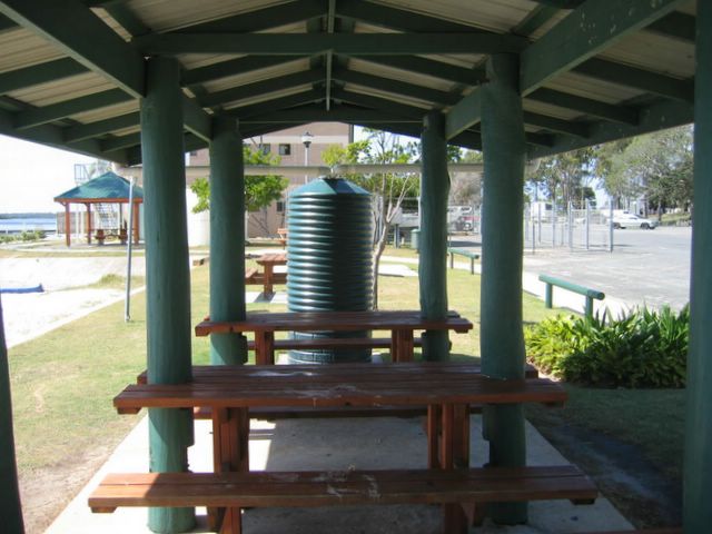 Jacobs Well Tourist Park - Jacobs Well: Picnic area adjacent to the park