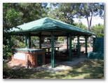 Jacobs Well Tourist Park - Jacobs Well: Camp Kitchen and BBQ area