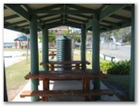 Jacobs Well Tourist Park - Jacobs Well: Picnic area adjacent to the park