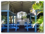 Tallebudgera Creek Tourist Park - Palm Beach: BBQ area and camp kitchen