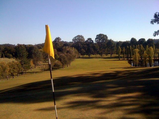 Tally Valley Public Golf Course - Elanora Gold Coast: Green on Hole 3 looking back along the fairway.