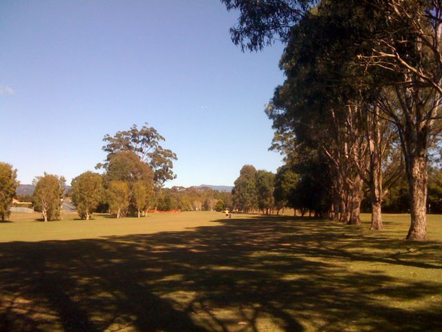 Tally Valley Public Golf Course - Elanora Gold Coast: Approach to the green on Hole 1