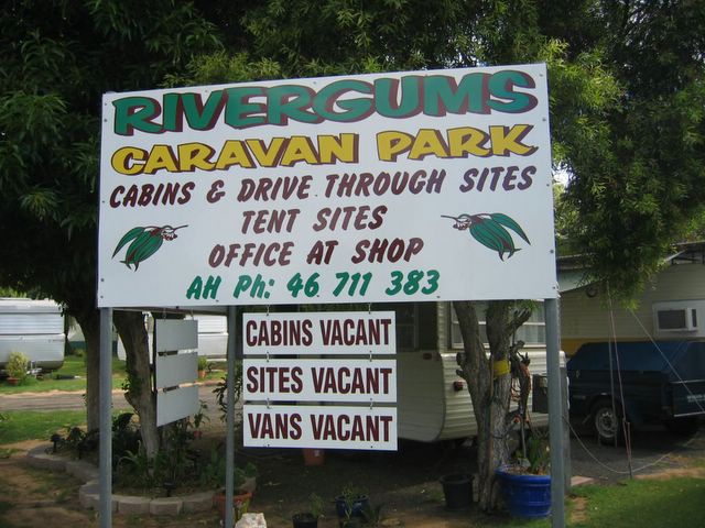 Rivergums Caravan Park - Goondiwindi: Rivergums caravan park welcome sign