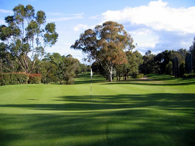 Gordon Golf Course - Gordon Sydney: Green on Hole 4 looking back along fairway