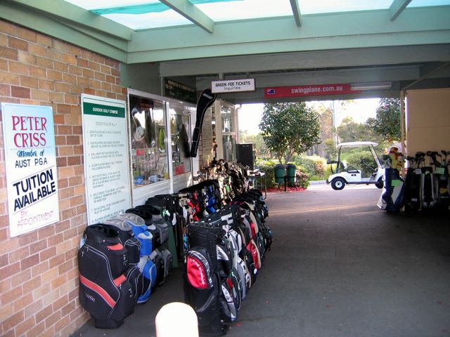 Gordon Golf Course - Gordon Sydney: Pro shop and entrance to the course