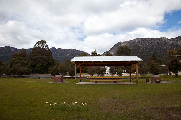 Gowrie Park Wilderness Village - Gowrie Park: Sheltered outdoor BBQ with views of powered sites for caravans in the background.