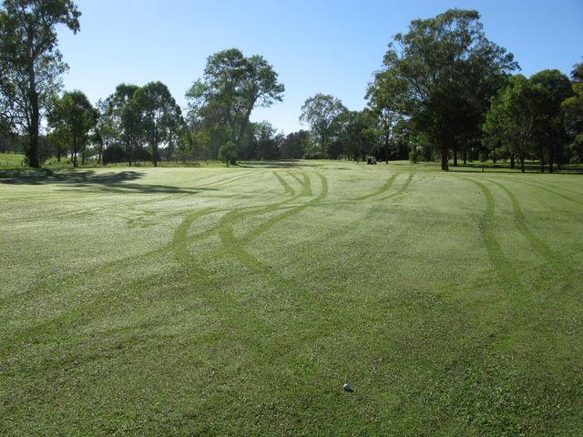 Grafton District Services Social Golf Club - Grafton: Approach to the green on Hole 4.