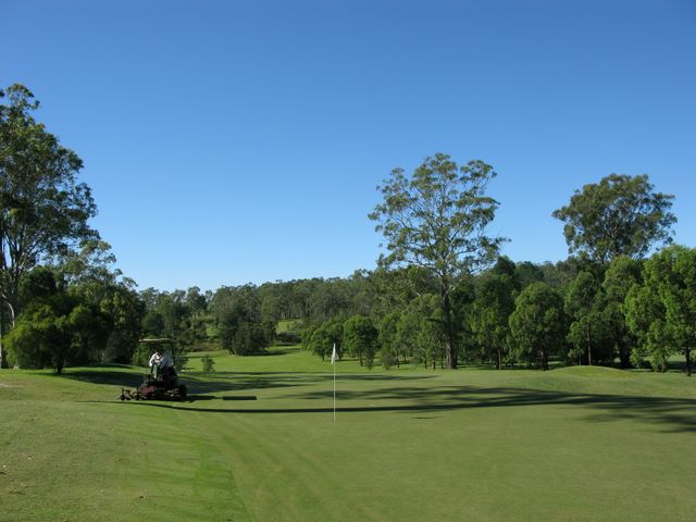 Grafton District Services Social Golf Club - Grafton: Green on Hole 7 looking back along the fairway.