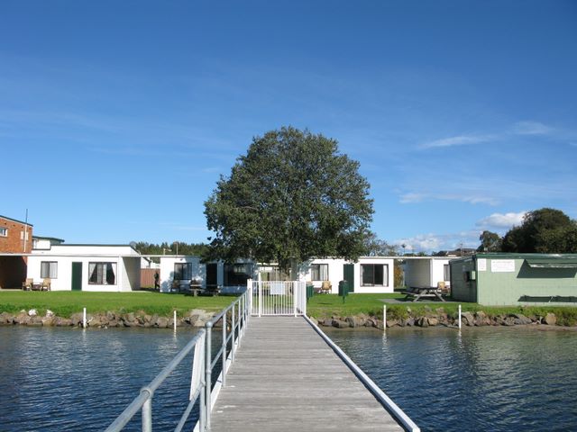 Coral Tree Lodge - Greenwell Point: Jetty looking back towards the units