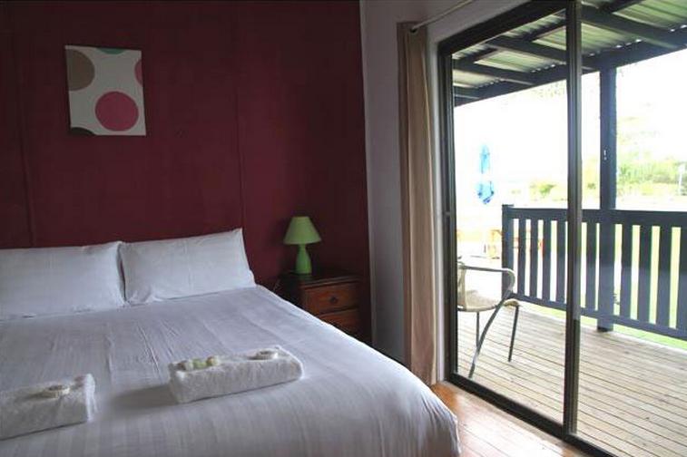 Anglers Rest Riverside Caravan Park - Greenwell Point: Bedroom in Villa
