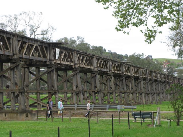 Gundagai River Caravan Park - Gundagai: Historic tressle bridge near the park
