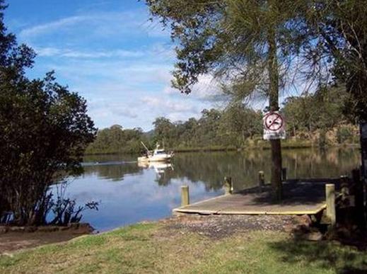 Riverlands Caravan Park and Wombat Cafe - Gunderman: Wharf and boat ramp