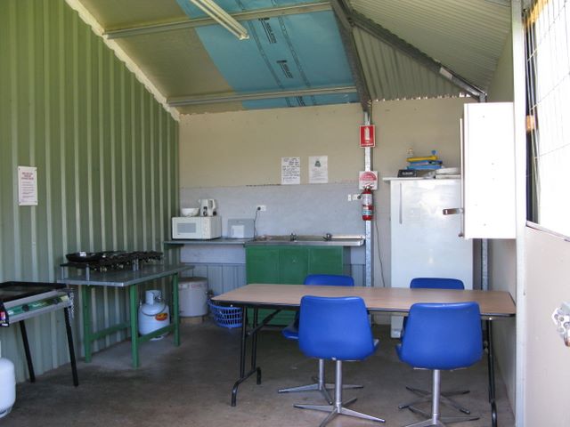 Guyra Summit Caravan Park - Guyra: Interior of camp kitchen
