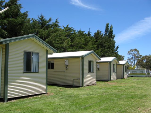 Guyra Summit Caravan Park - Guyra: Cottage accommodation ideal for families, couples and singles