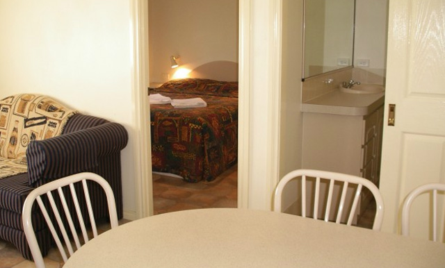Karrinyup Waters Resort - Gwelup: Another view inside the two bedroom superior cabin.