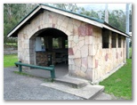 Halls Gap Caravan Park - Halls Gap: Camp kitchen and BBQ area