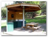 Halls Gap Caravan Park - Halls Gap: Sheltered outdoor BBQ