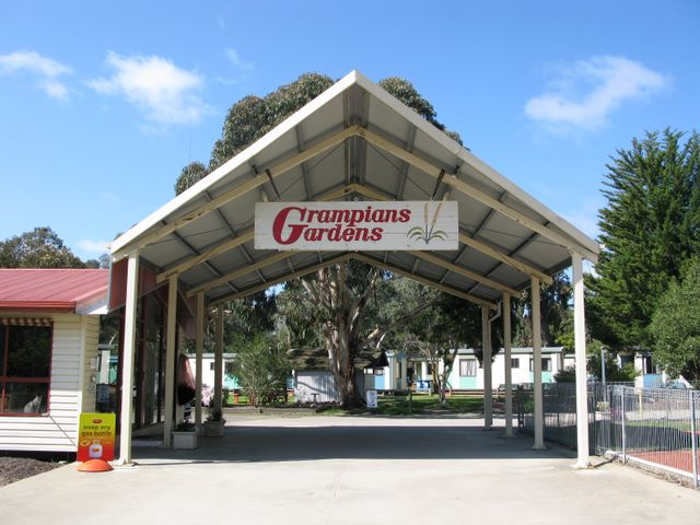 Grampians Gardens Tourist Park - Halls Gap: Grampians Gardens Cabin & Tourist Park welcome sign