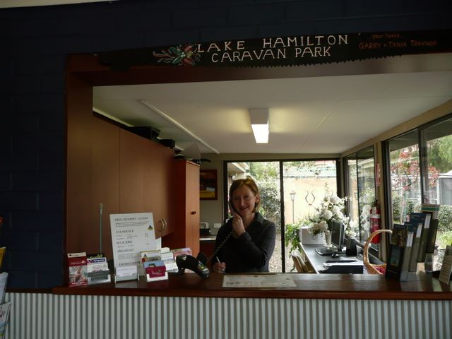 Lake Hamilton Motor Village & Caravan Park - Hamilton: Reception with resident owner Tania Traynor.
