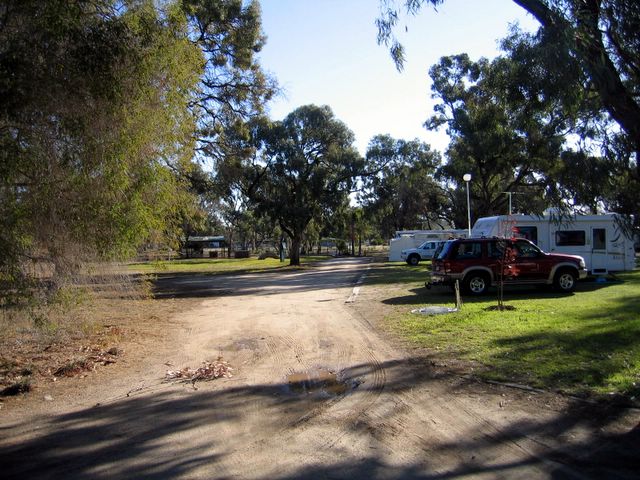 Hay Caravan Park - Hay: Gravel roads throughout the park