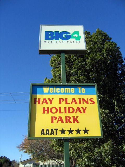 Hay Plains Holiday Park - Hay Big4 - Hay: Hay Plains Holiday Park welcome sign